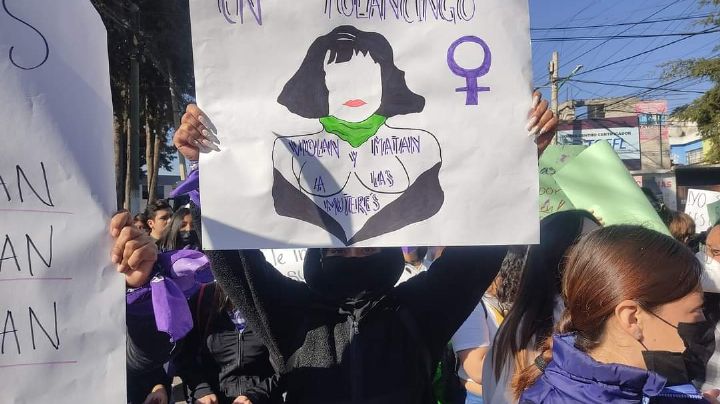 Con marcha denuncian presunto abuso sexual en prepa de Tulancingo