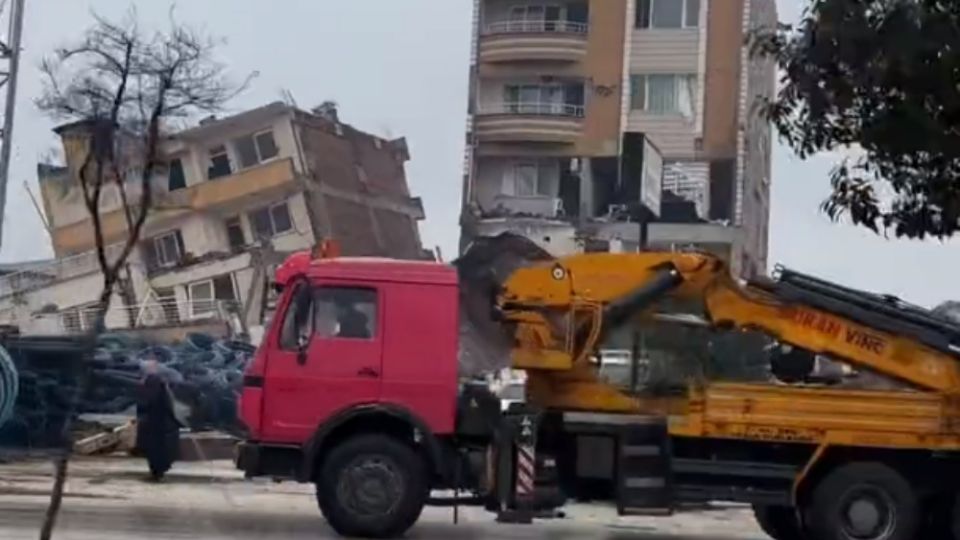 Estas seis imágenes, publicadas por la BBC, muestran el antes y el después del terremoto y revelan la dimensión de los daños en ambas naciones