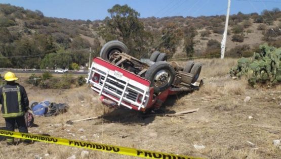 FOTOS | Vuelca camioneta cargada de bidones con huachicol en la México-Tuxpan