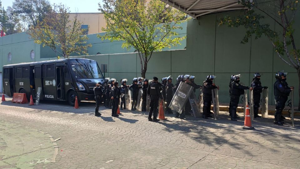 Los elementos de policía arribaron a las inmediaciones de la alcaldía Miguel Hidalgo.