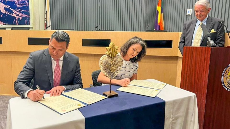 El alcalde de San Miguel de Allende y la Alcaldesa de Palm Springs, firmaron el hermanamiento de ambas ciudades.