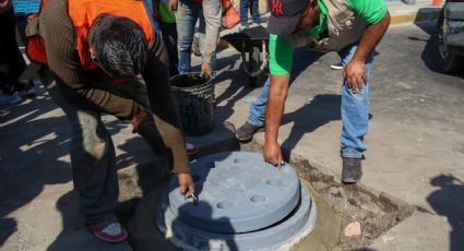 Para evitar robos, cambian coladeras de fierro por otras de plástico en calles de la CDMX