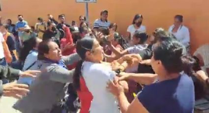 VIDEO | ¡Se arma la campal!: Madres de familia pelean dirección de escuela… a golpes