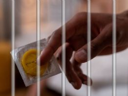 Hombre es condenado a prisión por quitarse preservativo sin el consentimiento de su pareja