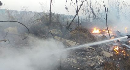 Cumple dos semanas incendio en basurero de Oteapan; siguen sin sofocarlo
