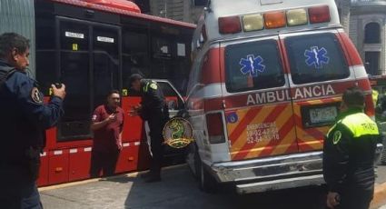 Ambulancia trata de ganarle al Metrobús y lo choca en calles de la Tabacalera