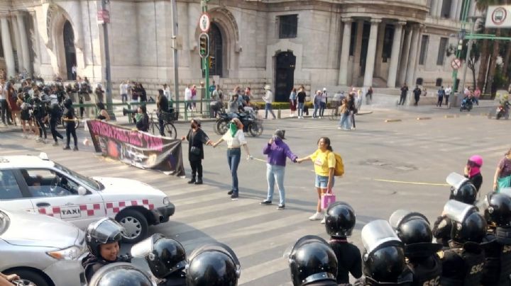 Protestan en Bellas Artes por caso de presunto abuso sexual contra Alin