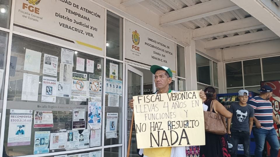 Familiares de obreros asesinados en colonia Casas Tamsa hace 6 años, protestan en la Fiscalía de Veracruz.