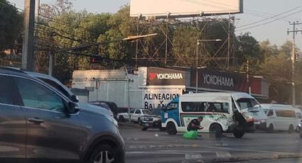 Caos en Coacalco; tráiler choca contra combi, pasajeros salen disparados por las ventanillas    