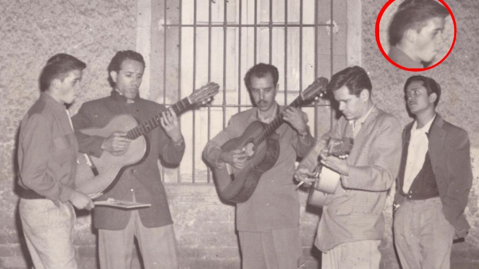 Xavier López 'Chabelo' llevando serenata en las calles de León.