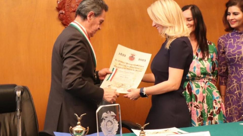 Al recibir dicho premio, que fue entregado en el marco del Día Internacional de la Mujer, Romina Contreras señaló que este reconocimiento la alienta a seguir trabajando 24/7 para que Huixquilucan siga avanzando.