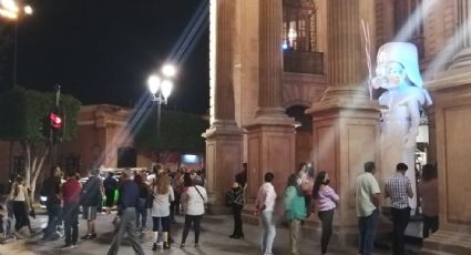 César Lozano provoca largas filas en el Teatro Doblado