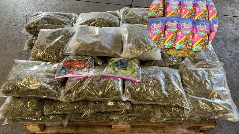 Las drogas encontradas en la calle fueron entregadas al Ministerio Público.