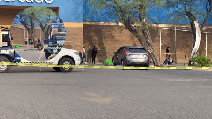 La increpan por deuda y la asesinan afuera de Walmart