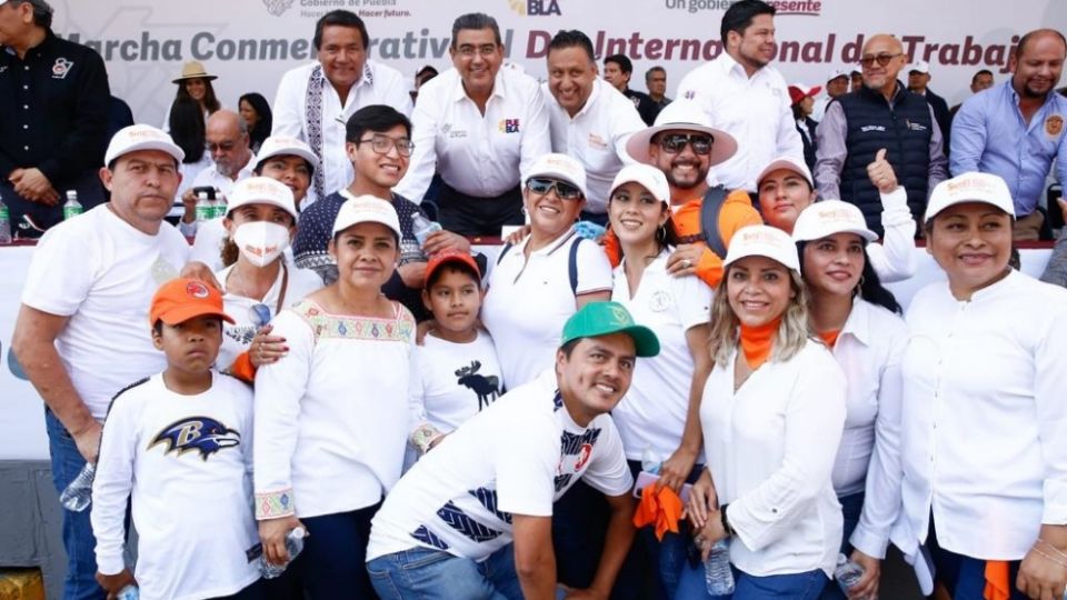 El mandatario presidió la Ceremonia Conmemorativa y asistió a la marcha por el Día Internacional del Trabajo ; destacó que Puebla tiene un futuro prominente gracias a la aportación de las y los trabajadores