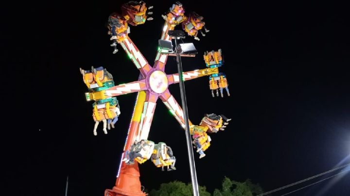 VIDEO: Falla en juego mecánico deja atrapadas a 24 personas en Metepec