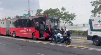 Metrobús choca en Avenida Cuauhtémoc, frente a Parque Delta