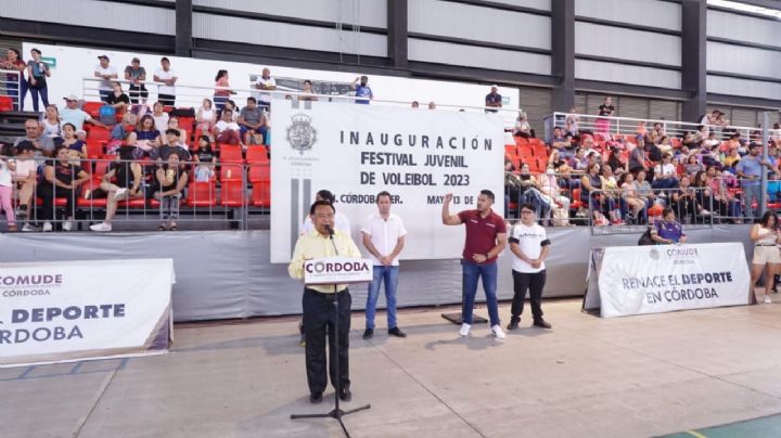 Alcalde de Córdoba inaugura el "Festival Juvenil de Vóleibol"
