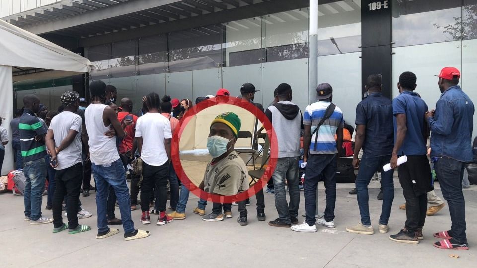 Migrantes Haitianos han quedado varados fuera de las oficinas de migración en el centro comercial Outlet Mulza