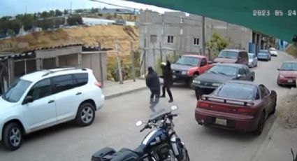 VIDEO | Conductor se niega a ser multado y arremete contra policía; destruye hasta la moto