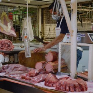 Bistec, leche y comer fuera de casa encarecen la vida en México: INEGI