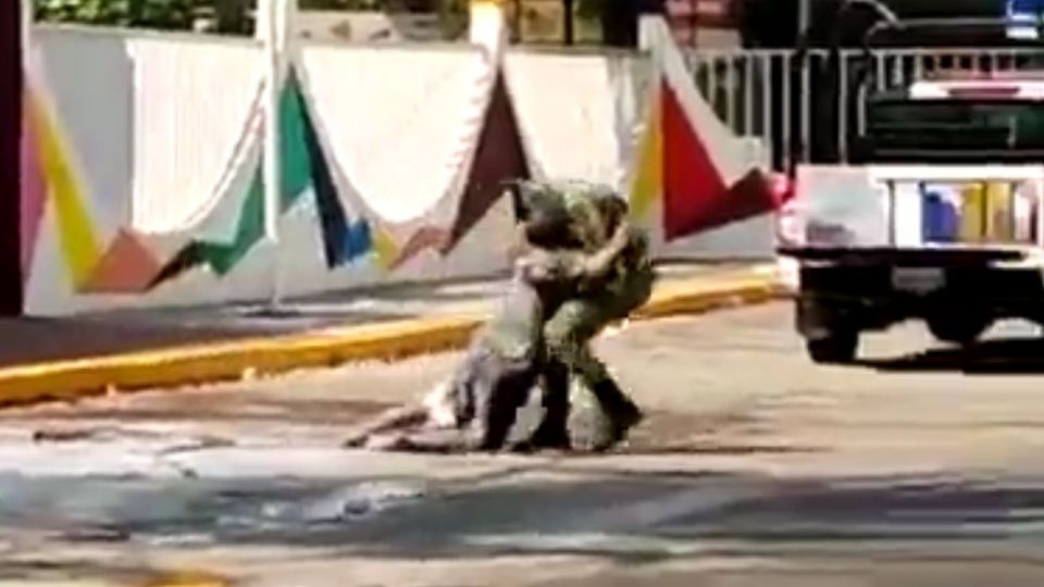 En el video se observa a la víctima cuando es auxiliada por un militar en Acapulco, Guerrero; fue trasladado al Hospital General, donde se reporta como grave