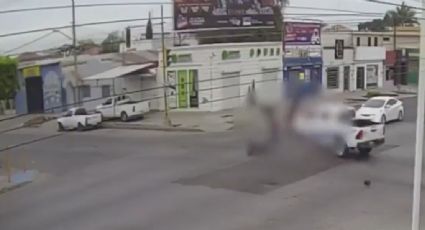 VIDEO | Dos menores de edad que iban en moto son embestidos por patrulla