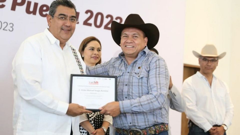 En el marco de la Feria de Puebla 2023, el gobernador entregó reconocimientos a productores que participan en la Expo Ganadera; recalcó que en Puebla hay políticas públicas que favorecen a todas y todos