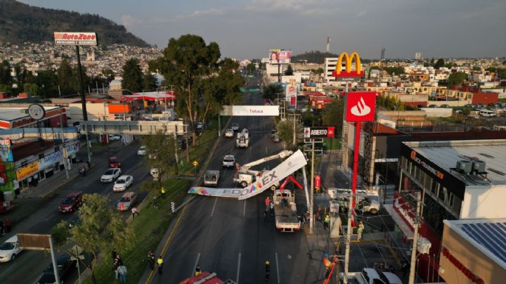 Ventarrón tira espectacular sobre avenida Adolfo López Mateos