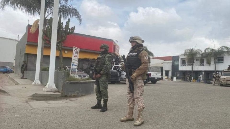 Los primeros reportes indican que la camioneta fue hallada en el estacionamiento de una gasolinera; también se habla de dos personas detenidas, el conductor y el copiloto