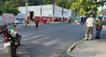 Vecinos cierran tramo de Lázaro Cárdenas en Xalapa; reclaman falta de agua