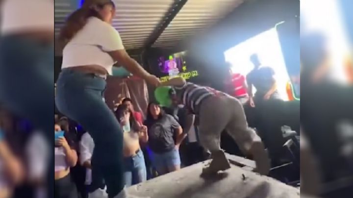 ¡Ay Medio Metro! Se cae de tarima mientras bailaba