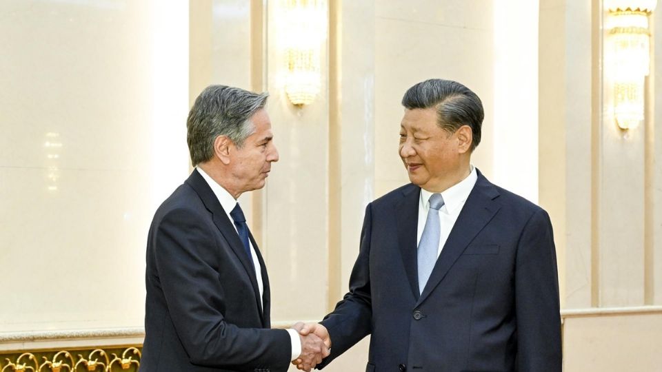 Blinken estrecha la mano de Xi Jinping