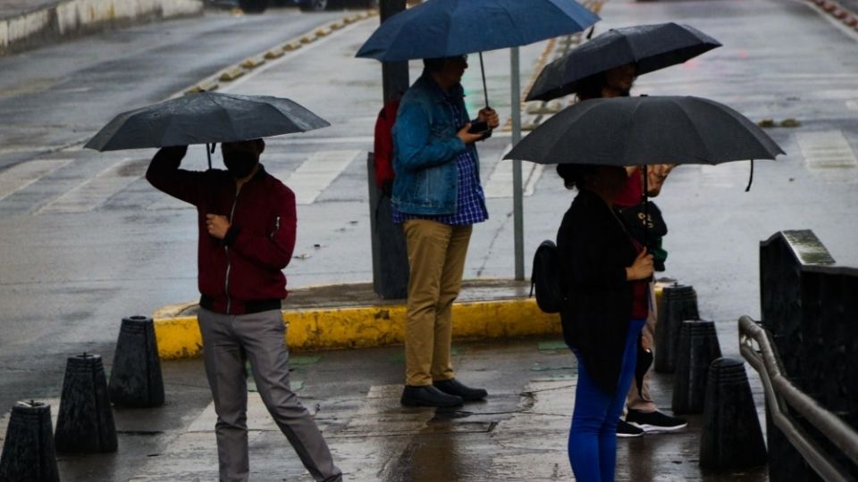 De acuerdo con el pronóstico del mapa del SMN, derivada de la tercera onda tropical, el Ciclón Tropical Adrián se estaría formando dentro de las aguas del Pacífico mexicano