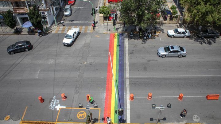 Pintan con la bandera LGBT+ pasos peatonales en Pachuca