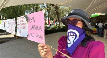 Feministas colocan tendedero de deudores alimentarios por el Día del Padre en Toluca