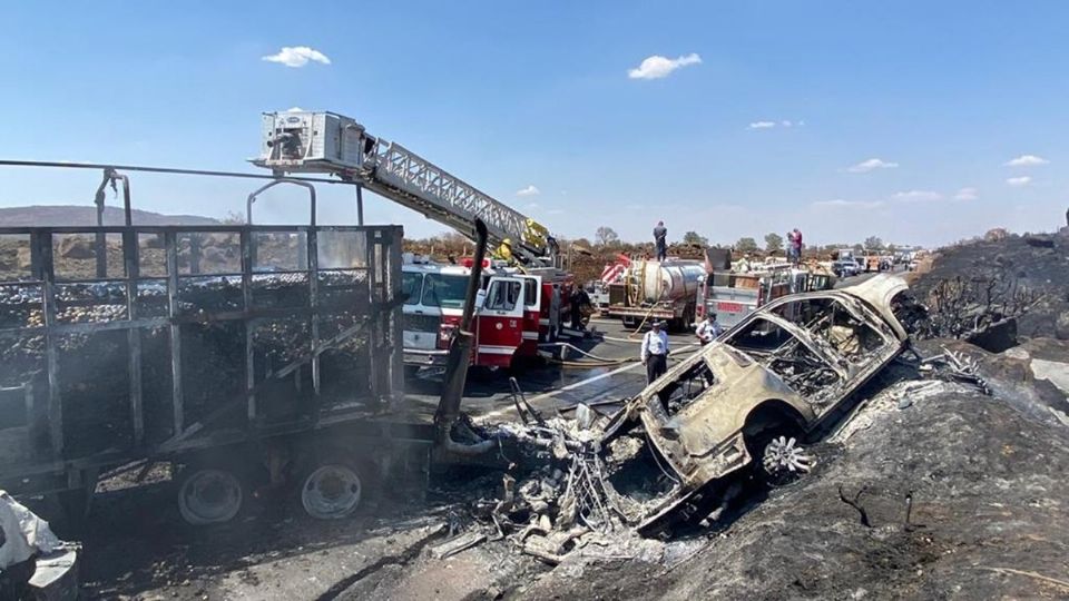 En el aparatoso accidente en Tepatitlán, Jalisco, estuvieron involucrados 16 vehículos, entre ellos 6 camionetas, 4 compactos, 4 tráileres, 1 torton y un 1 camión de valores