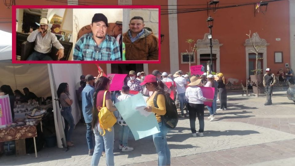 Familiares y amigos de los ciudadanos desaparecidos se manifestaron frente a la Presidencia Municipal de San Diego de la Unión.