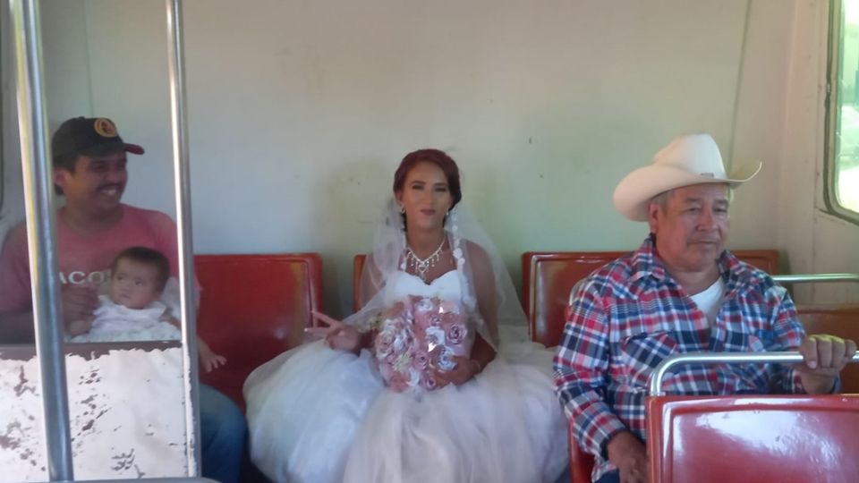Esta es su historia: La imagen de Erika Alejandra viajando en la parte trasera de un camión de pasajeros con su vestido de novia se hizo viral después de que la compartiera en su perfil de Facebook