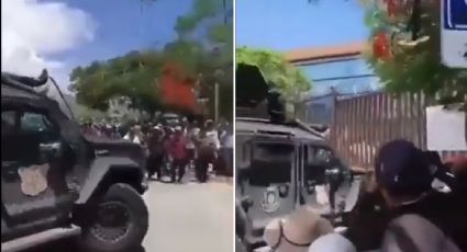 VIDEO | Con un Rhino, manifestantes rompen reja del Palacio de Gobierno en Chilpancingo