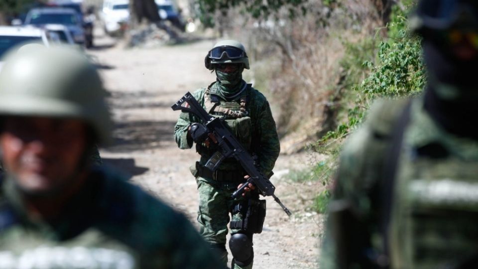 El ataque con minas colocadas sobre el camino de un terreno provocó la muerte de seis personas, 4 policías y 2 civiles, así como 14 heridos; “fue un acto brutal”, condena el gobernador Enrique Alfaro
