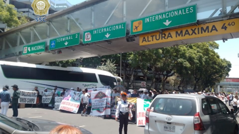 Manifestación bloquea acceso a terminal 1 del AICM