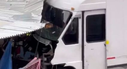 Choque en Iztapalapa; camión se impacta contra paradero de Constitución de 1917