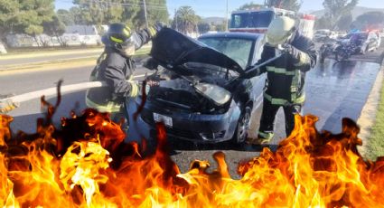 Incendio de auto en bulevar de Pachuca alerta al cuerpo de bomberos