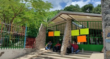 Padres de familia toman instalaciones de un preescolar en Huejutla, retienen a docentes