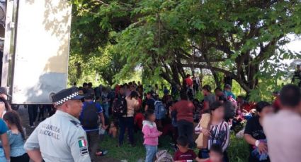 Abandonan a 148 migrantes en La Tinaja-Córdoba; estaban hacinados en tráiler