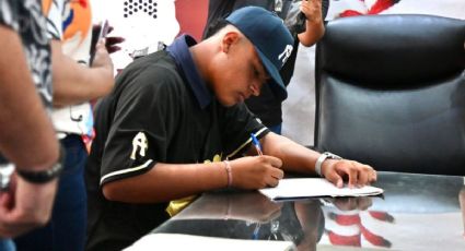 Veracruzano firma con equipo de beísbol Los Sultanes de Monterrey