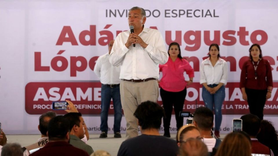 Los caciques para afuera, afirma Adán Augusto López, y repunta en las encuestas