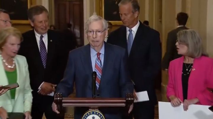 VIDEO | Mitch McConnell, senador de EU, se paraliza con eterno "eh" en conferencia