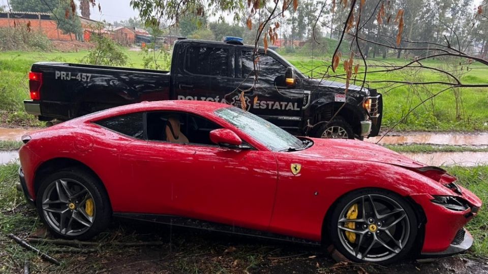 De acuerdo con la policía jalisciense, el Ferrari rojo fue visto este martes en la región alteña de Jalisco e, incluso, se registró una persecución para tratar de interceptarlo; sin embargo, los delincuentes lograron escapar